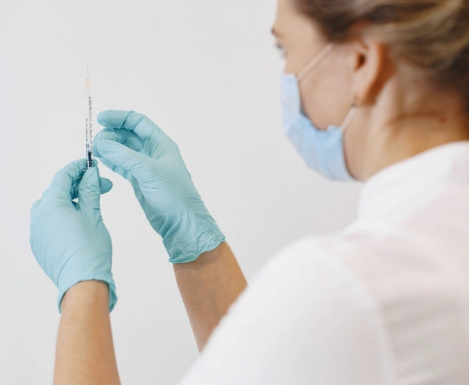 Медсестра готовится к кодированию от наркотиков